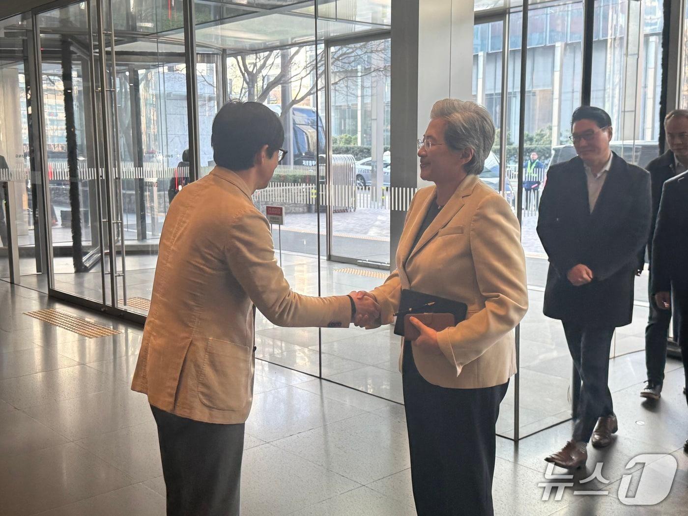 본문 이미지 - 리사 수 AMD CEO가 19일 오전 삼성전자 서초 사옥에서 김정현 삼성전자 모바일경험(MX)사업부 부사장(왼쪽)과 악수를 하고 있다./뉴스1 (공동취재단)