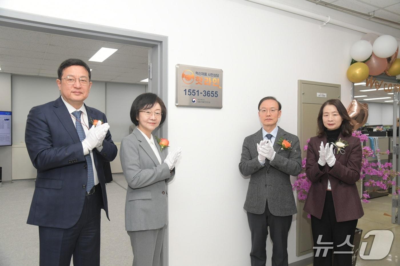 본문 이미지 - 식품의약품안전처 소속 식품의약품안전평가원은 혁신제품 개발기업과 개발자를 위한 직통 상담 창구인 '혁신제품 사전상담 핫라인'(1551-3655)을 전날(18일)부터 개통했다고 19일 밝혔다.(식품의약품안전처 제공)