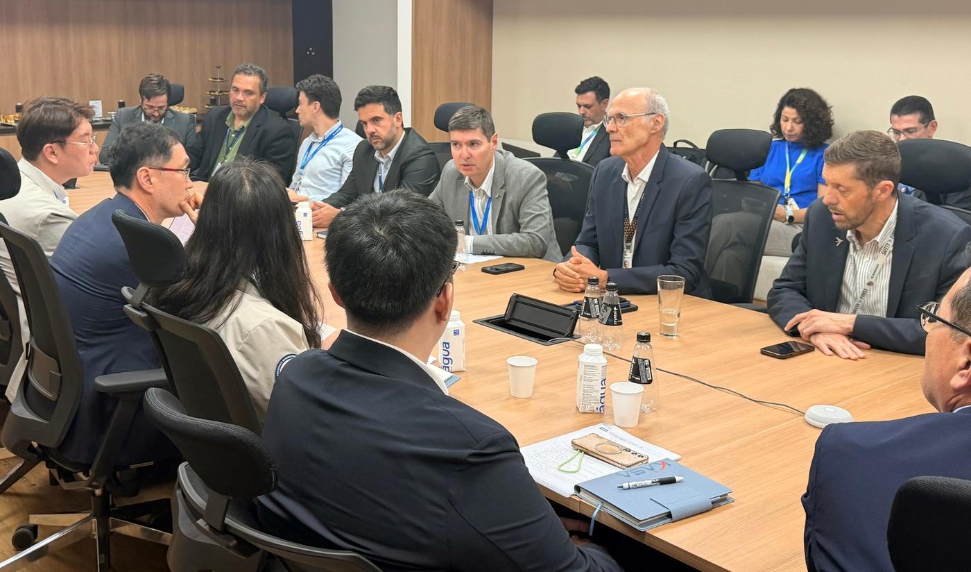 본문 이미지 - 민관사절단이 엠브라에르(Embraer) 수뇌부와 양국 항공산업 협력 확대 방안을 논의하고 있다.(우주항공청 제공)