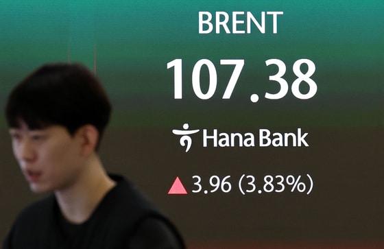 본문 이미지 - 18일(현지시간)런던 선물거래소에서 브렌트유는 베럴당 109.75달러로 마감했다.  2026.3.19 ⓒ 뉴스1 최지환 기자