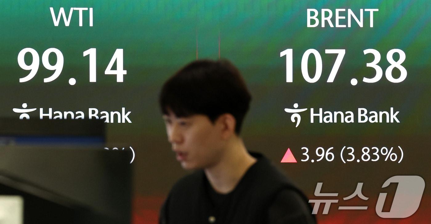 본문 이미지 - 이스라엘이 이란의 최대 가스전을 공격하고 이란이 보복을 예고한 19일 서울 중구 하나은행 딜링룸 전광판에 국제 유가 선물 가격이 표시되어 있다. 2026.3.19 ⓒ 뉴스1 최지환 기자