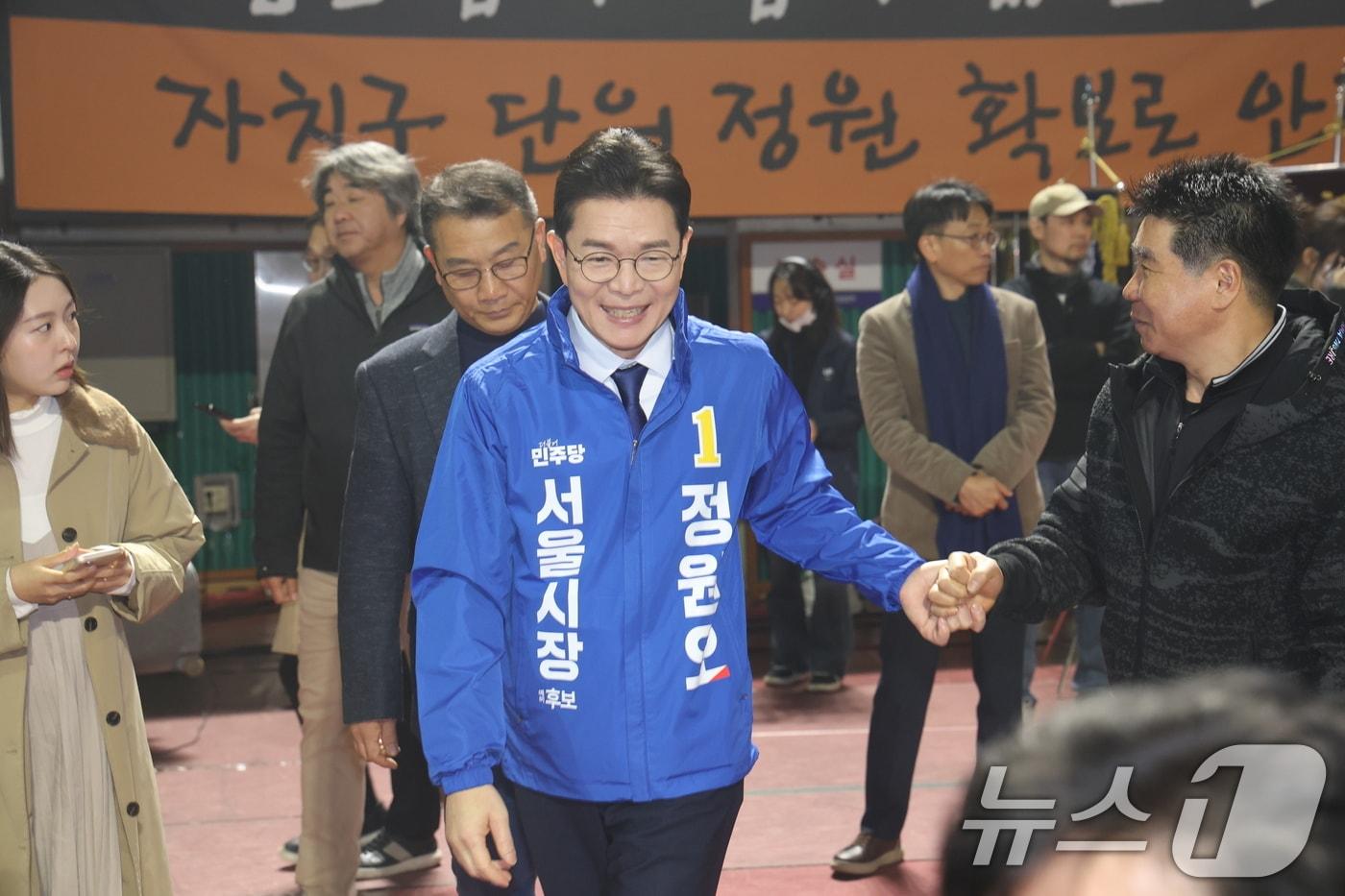 본문 이미지 - 6·3 지방선거 더불어민주당 서울시장 예비경선 후보로 나선 정원오 전 성동구청장이19일 오전 서울 잠실학생체육관에서 열린 2026 서울시 환경공무관 한마음축제에서 참석자들과 인사나누고 있다. 2026.3.19 ⓒ 뉴스1 이광호 기자