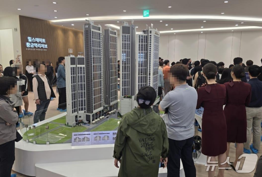 본문 이미지 - 대구의 민간아파트 분양 가격이 3개월 만에 하락했다. 사진은 대구 수성구의 한 견본주택 모습.(뉴스1 자료, 재판매 및 DB 금지)