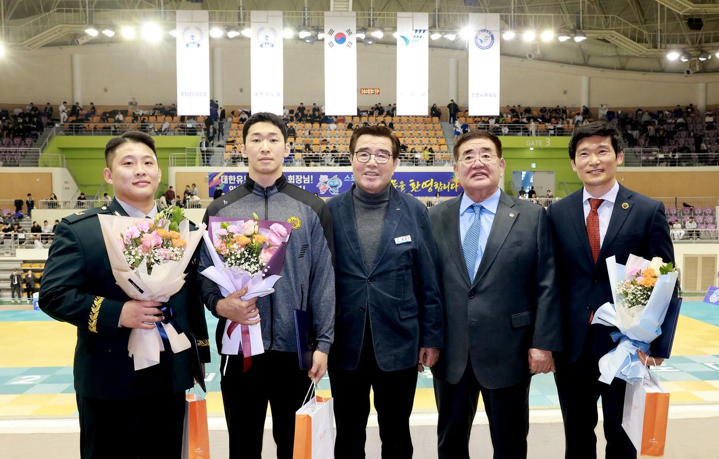 본문 이미지 - 김동일 보령시장(가운데)이 하선우 중사, 이상준 병장, 조용철 대한유도회장, 김재훈 유도지도관 감독과 기념촬영을 하고 있다.
