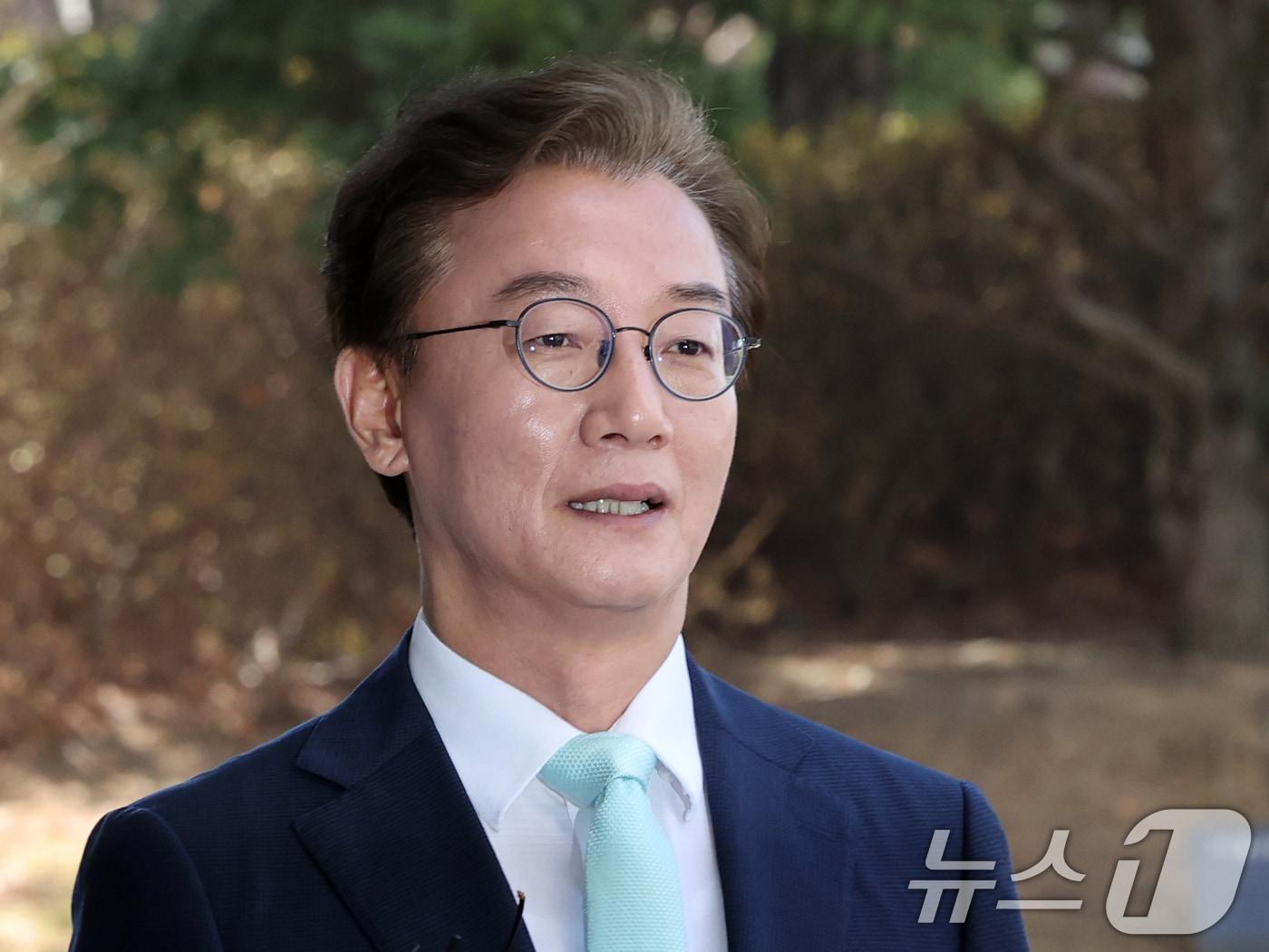 본문 이미지 - '통일교의 정교유착 비리 의혹'을 받고 있는 전재수 더불어민주당 의원이 19일 오전 서울 서초구 검·경 합동수사본부에 피의자 신분으로 출석, 취재진 질문에 답하고 있다. 2026.3.19 ⓒ 뉴스1 황기선 기자