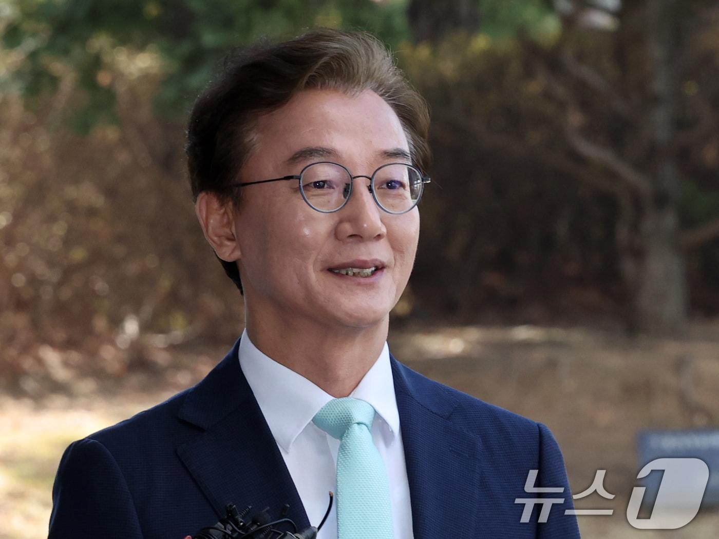 본문 이미지 - '통일교의 정교유착 비리 의혹'을 받고 있는 전재수 더불어민주당 의원이 19일 오전 서울 서초구 검·경 합동수사본부에 피의자 신분으로 출석, 취재진 질문에 답하고 있다. 2026.3.19 ⓒ 뉴스1 황기선 기자