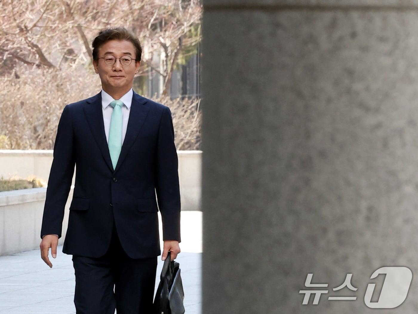 본문 이미지 - '통일교의 정교유착 비리 의혹'을 받고 있는 전재수 더불어민주당 전 의원이서울 서초구 검·경 합동수사본부에 피의자 신분으로 출석하고 있다. 2026.3.19 ⓒ 뉴스1 황기선 기자