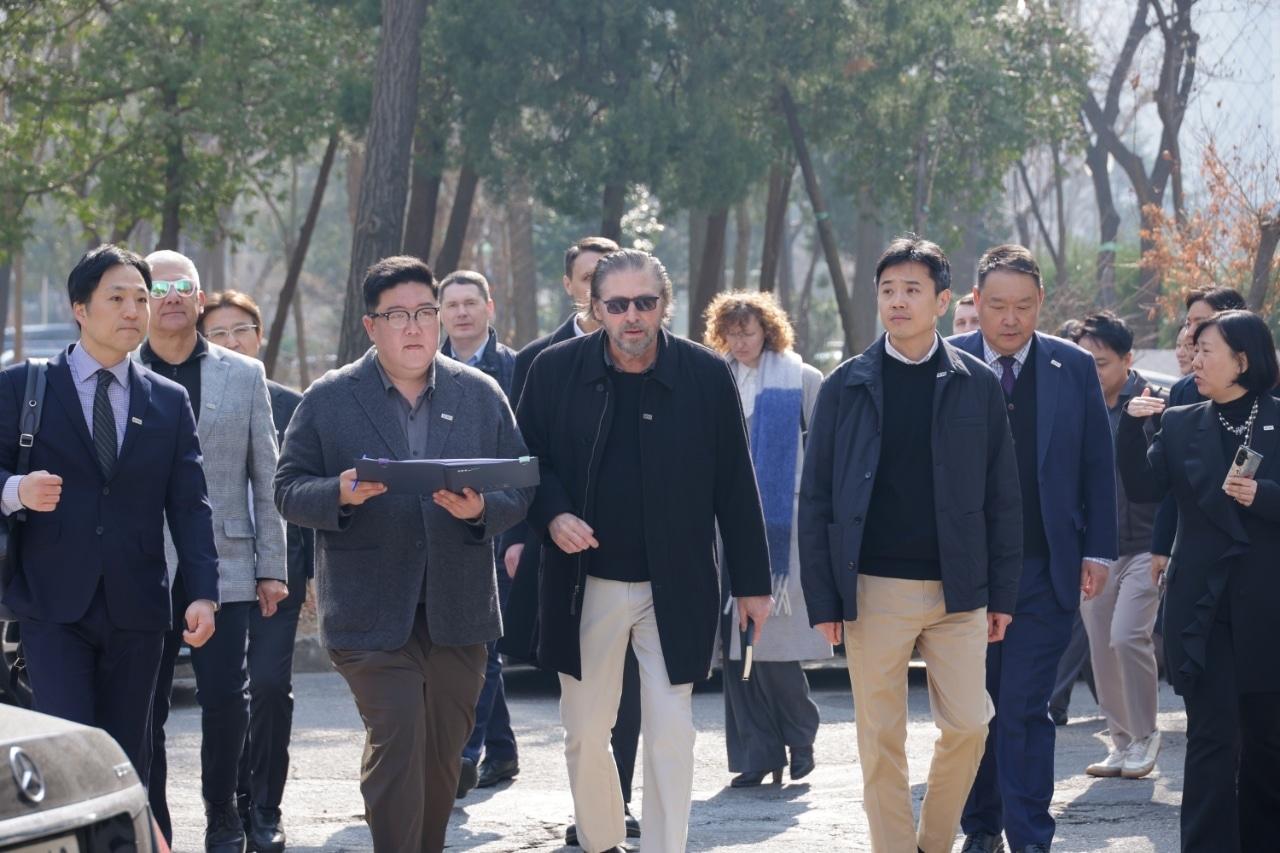 본문 이미지 - 17일 아르카디스(Arcadis)의 브렛 위긴스(Bret Wiggins) 부사장(가운데)과 DL이앤씨 임직원 등이 설계안을 최종 점검하기 위해 서울 강남구 압구정5구역을 찾아 현장의 지형과 한강과의 연계성, 주변 인프라 등을 직접 확인하고 있다.(DL이앤씨 제공)