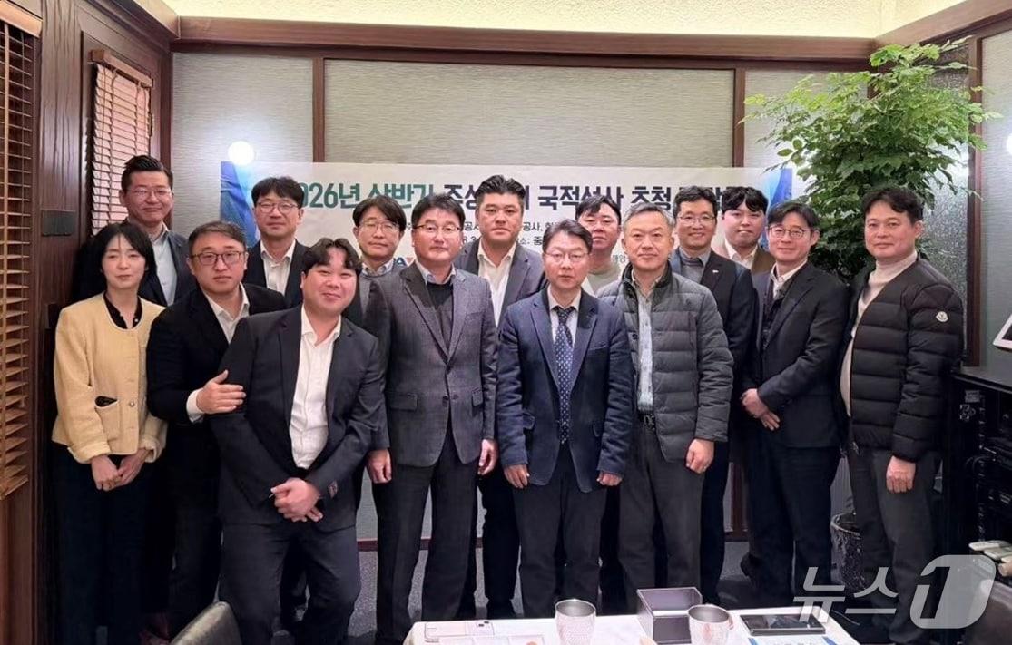 본문 이미지 - 인천항만공사 상해대표부와 중국 주재 국적선사 법인장들이 설명회를 마치고 기념촬영을 하고 있다. (인천항만공사 제공.재판매 및 DB금지) 