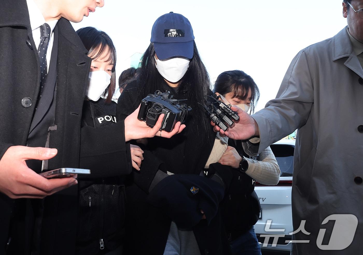 본문 이미지 - 세 살배기 딸을 학대해 숨지게 한 30대 여성 A 씨가 19일 경기 안산시 단원구 수원지방법원 안산지원에서 열린 구속 전 피의자 심문(영장실질심사)에 출석하고 있다.(공동취재) 2026.3.19 ⓒ 뉴스1 김영운 기자