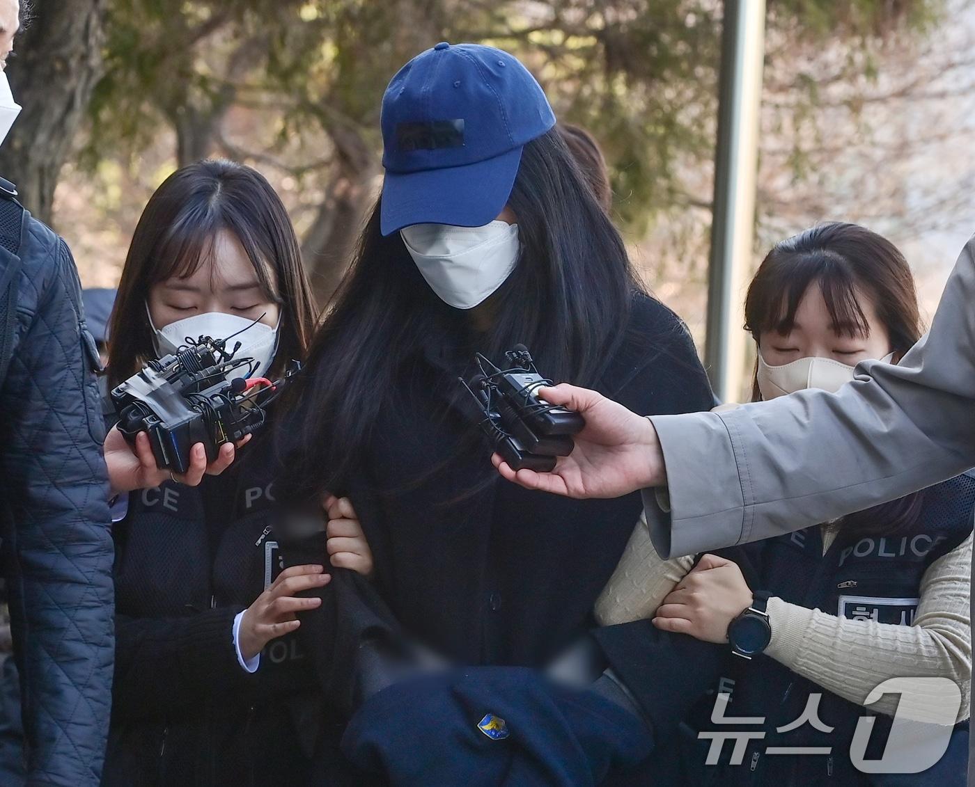 본문 이미지 - 세 살배기 딸을 학대해 숨지게 한 30대 여성 A 씨가 19일 경기 안산시 단원구 수원지방법원 안산지원에서 열린 구속 전 피의자 심문(영장실질심사)에 출석하고 있다. A 씨는 지난 2020년 2월께 시흥시 정왕동 아파트에서 친딸 C 양(당시 3세)을 학대해 숨지게 한 혐의를 받고 있다. (공동취재) 2026.3.19 ⓒ 뉴스1 김영운 기자