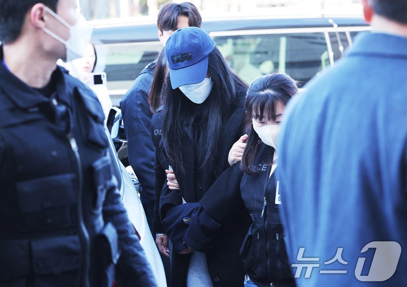 본문 이미지 - 세 살배기 딸을 학대해 숨지게 한 30대 여성 A 씨가 19일 경기 안산시 단원구 수원지방법원 안산지원에서 열린 구속 전 피의자 심문(영장실질심사)에 출석하고 있다. A 씨는 지난 2020년 2월께 시흥시 정왕동 아파트에서 친딸 C 양(당시 3세)을 학대해 숨지게 한 혐의를 받고 있다. (공동취재) 2026.3.19 ⓒ 뉴스1 김영운 기자