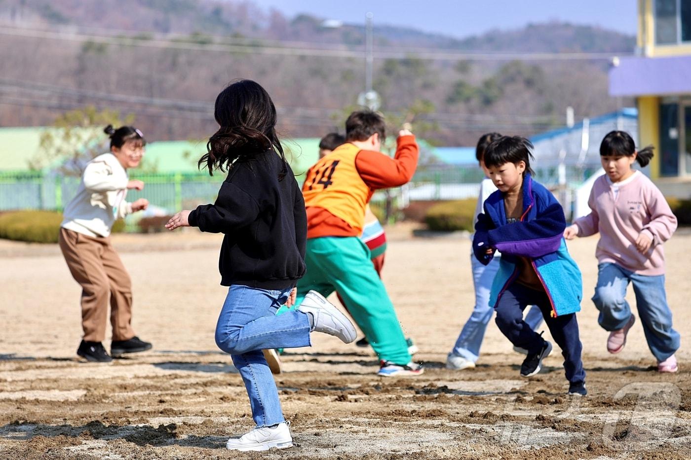 본문 이미지 - 충북 괴산 장연초등학교가 학생들의 건강한 성장과 즐거운 학교생활 적응을 돕기 위해 19일 전교생을 대상으로 '공동체 놀이 프로그램을 운영하고 있다.(괴산증평교육지원청 제공. 재판매 및 DB금지)