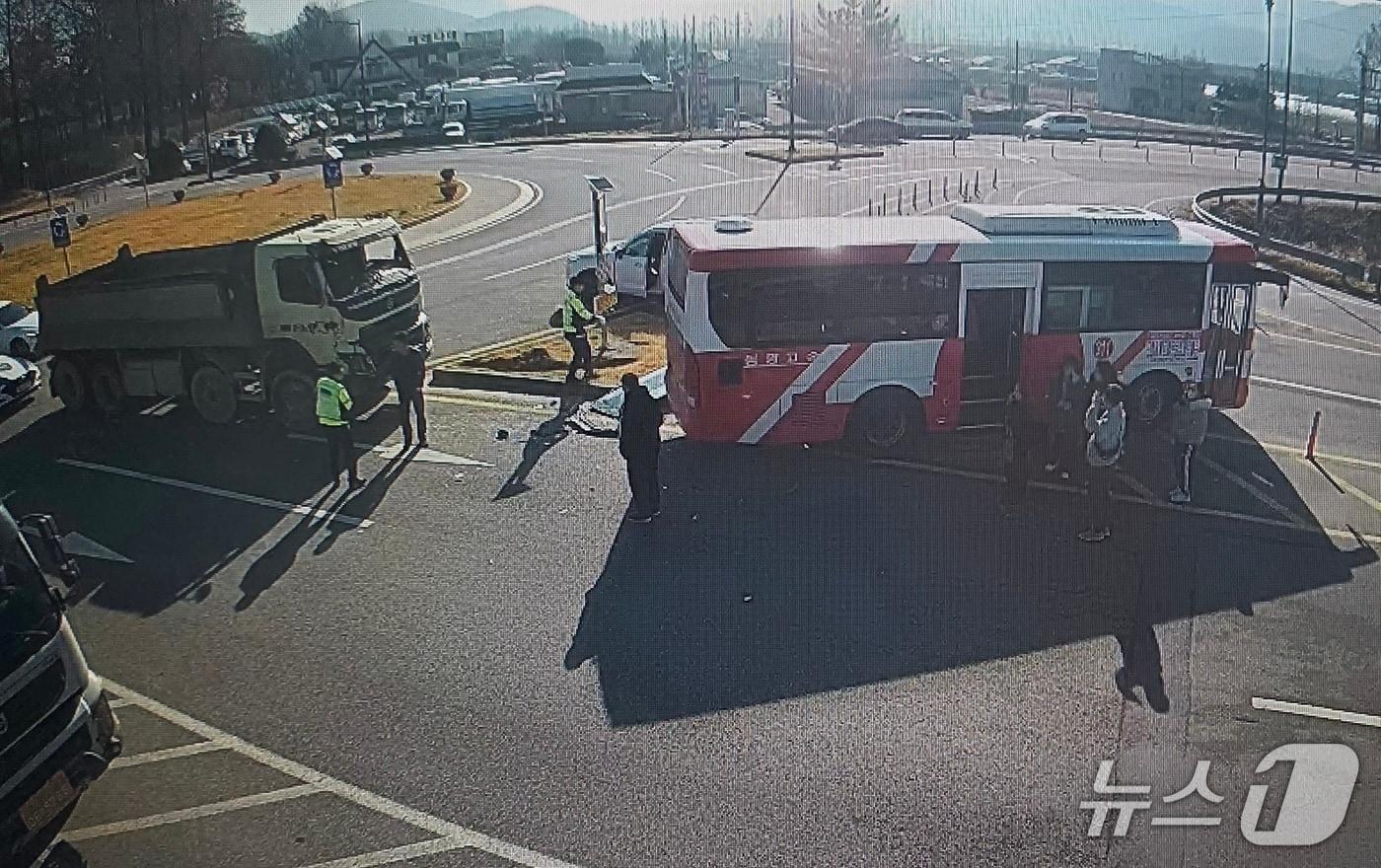 본문 이미지 - 19일 오전 8시 58분쯤 전남 담양군 담양읍의 한 회전교차로에서 덤프트럭과 고속버스가 충돌해 소방당국이 수습하고 있다.(전남소방본부 제공. 재판매 및 DB 금지)
