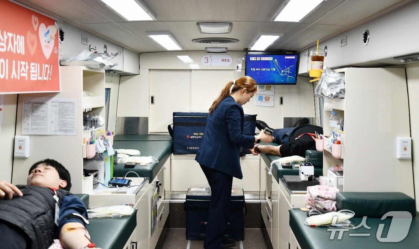 본문 이미지 - 한미그룹 임직원이 상반기 사랑의 헌혈 캠페인에 참여하고 있다.(한미그룹 제공)