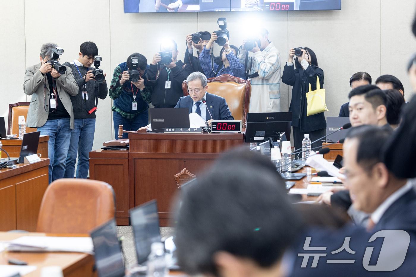 본문 이미지 - 19일 서울 여의도 국회에서 열린 정치개혁특별위원회에서 송기헌 위원장이 의사진행을 하고 있다. 2026.3.19 ⓒ 뉴스1 이승배 기자