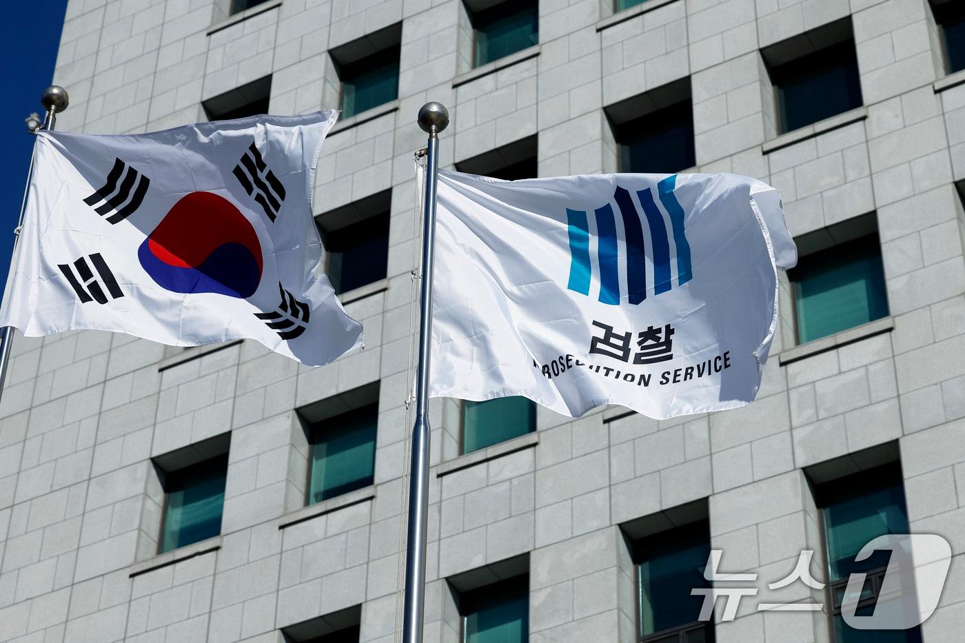 본문 이미지 - 서울 서초구 대검찰청 게양대에 태극기와 검찰 깃발이 바람에 휘날리고 있다. ⓒ 뉴스1