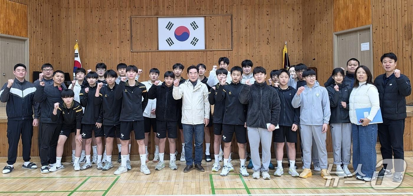 본문 이미지 - 19일 증평군체육회가 증평중학교를 찾아 충북소년체육대회 출전 선수들을 격려하고 있다.(증평군 제공. 재판매 및 DB금지)