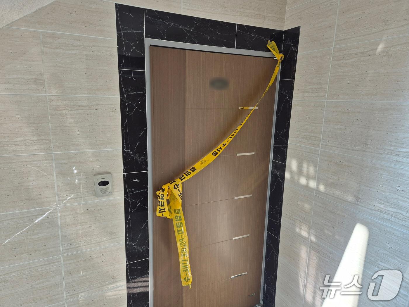 본문 이미지 - 19일 오전 9시께 울산 울주군의 한 빌라 현관문. 지난 18일 이곳 안에서 30대 남성과 미성년 자녀 4명이 숨진 채로 발견됐다.2026.3.19ⓒ 뉴스1 박정현 기자