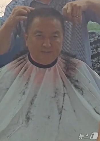 본문 이미지 - 김영환 충북지사 삭발(김영환 페이스북 캡처)