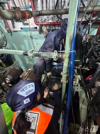 본문 이미지 - 속초해경, 해상석유 불법유통 특별단속 실시.(속초해경 제공, 재판매 및 DB 금지) 2026.3.19/뉴스1