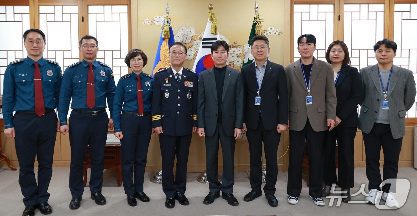 본문 이미지 - 경기남부경찰청과 수원월드컵경기장관리재단 관계자들이 18일 다중운집 행사 사고 예방을 위한 업무협약(MOU)을 맺고 기념촬영을 하고 있다. (수원월드컵경기장재단 제공. 재판매 및 DB 금지) 2026.3.19/뉴스1