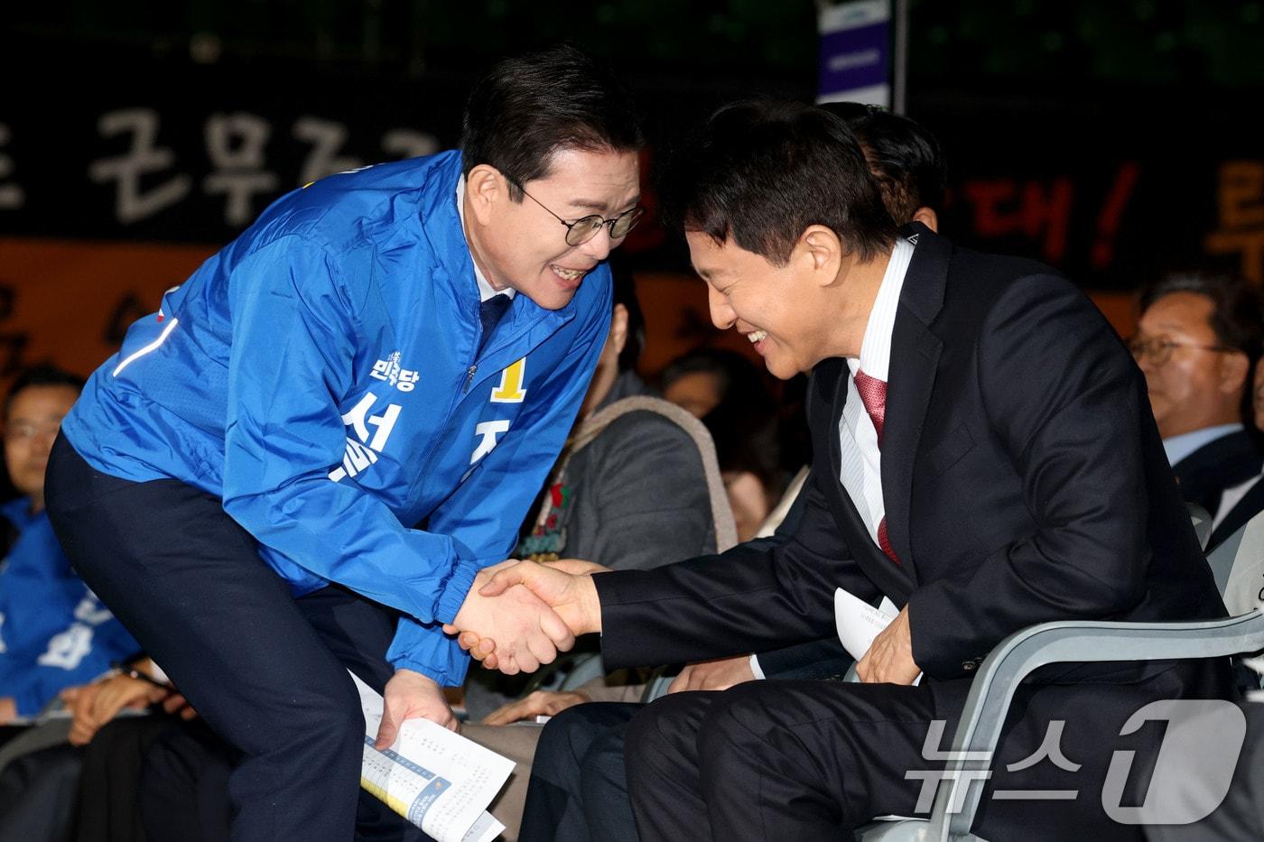 본문 이미지 - 오세훈 서울시장과 6·3 지방선거 더불어민주당 서울시장 예비경선 후보로 나선 정원오 전 성동구청장이 서울 잠실학생체육관에서 열린 2026 서울시 환경공무관 한마음축제에 참석해 인사나누고 있다. 2026.3.19 ⓒ 뉴스1 이광호 기자