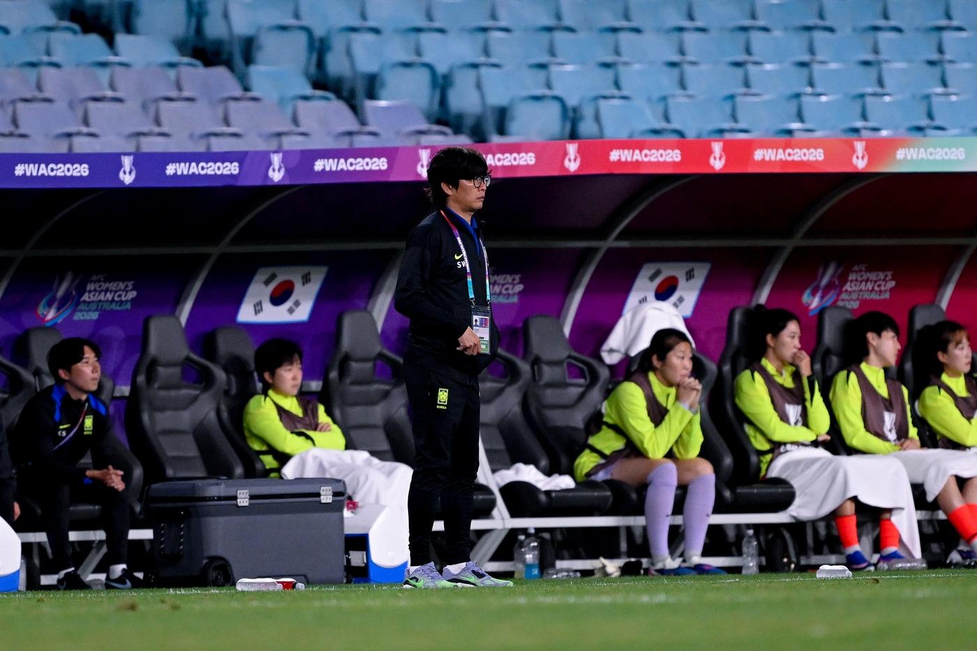 본문 이미지 - 여자축구대표팀을 이끄는 신상우 감독 (대한축구협회 제공)