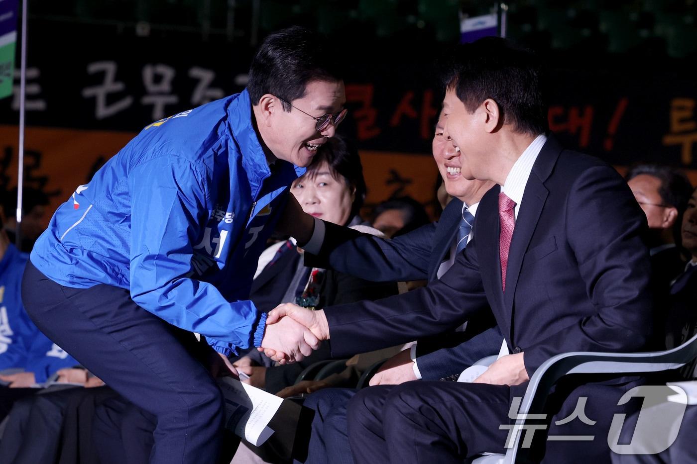 본문 이미지 - 오세훈 서울시장과 6·3 지방선거 더불어민주당 서울시장 예비경선 후보로 나선 정원오 전 성동구청장이 19일 오전 서울 잠실학생체육관에서 열린 2026 서울시 환경공무관 한마음축제에 참석해 인사나누고 있다. 2026.3.19 ⓒ 뉴스1 이광호 기자