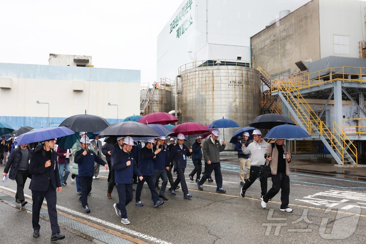 본문 이미지 - 최원호 원자력안전위원호 위원장이 18일 부상 기장군 고리 2호기 및 고리 1호기를 방문해 현장 안전 점검을 하고 있다. 2026.03.18 ⓒ 뉴스1 (원안위 제공)