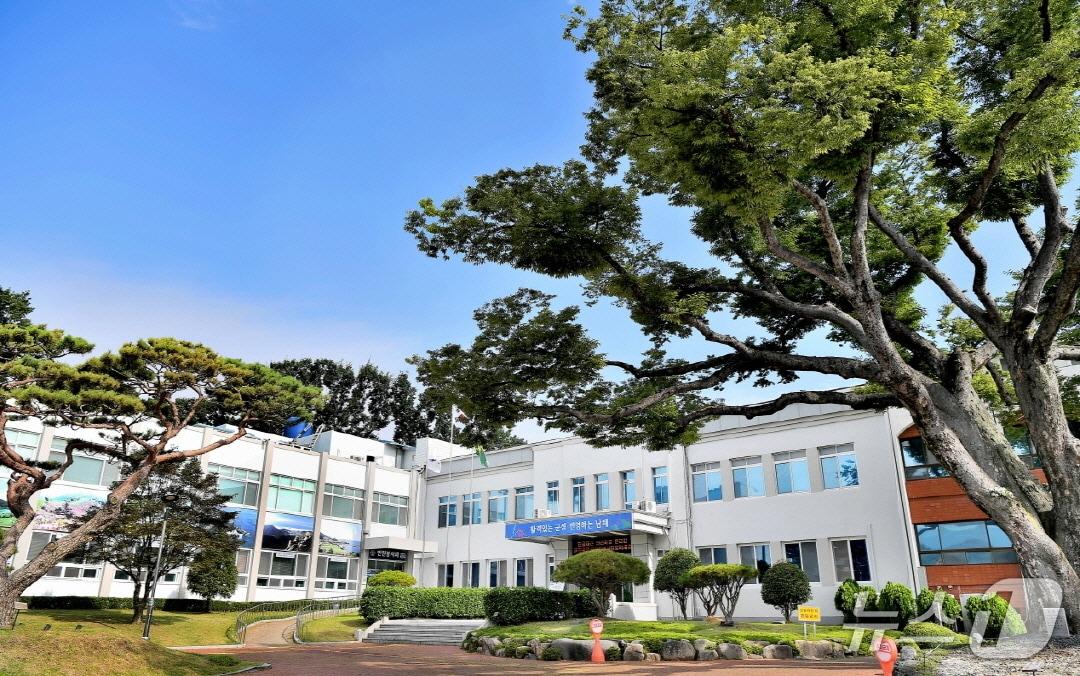 본문 이미지 - 남해군청 전경. 뉴스1 DB