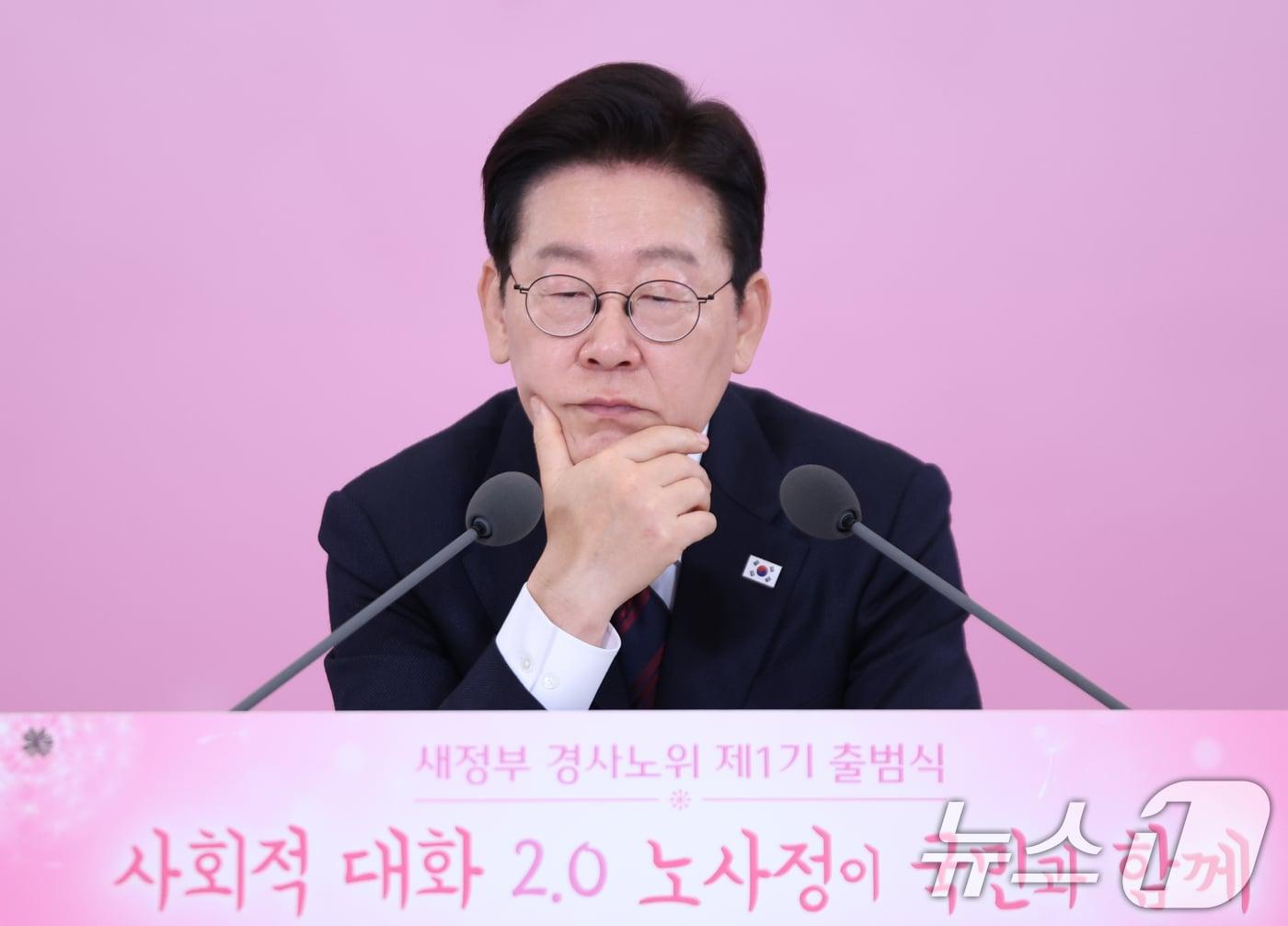 본문 이미지 - 이재명 대통령이 19일 청와대에서 열린 경사노위 1기 출범 맞이 노동정책 토론회에서 전문가 발제를 듣고 있다. 2026.3.19 ⓒ 뉴스1 허경 기자