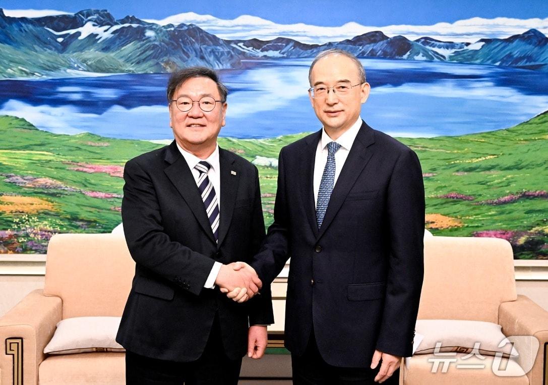 본문 이미지 - 김태년 한중의원연맹 회장(왼쪽)과 황창 지린성 위원회 서기가 18일 창춘시에서 회담했다. (사진출처=지린성 인민정부 홈페이지)