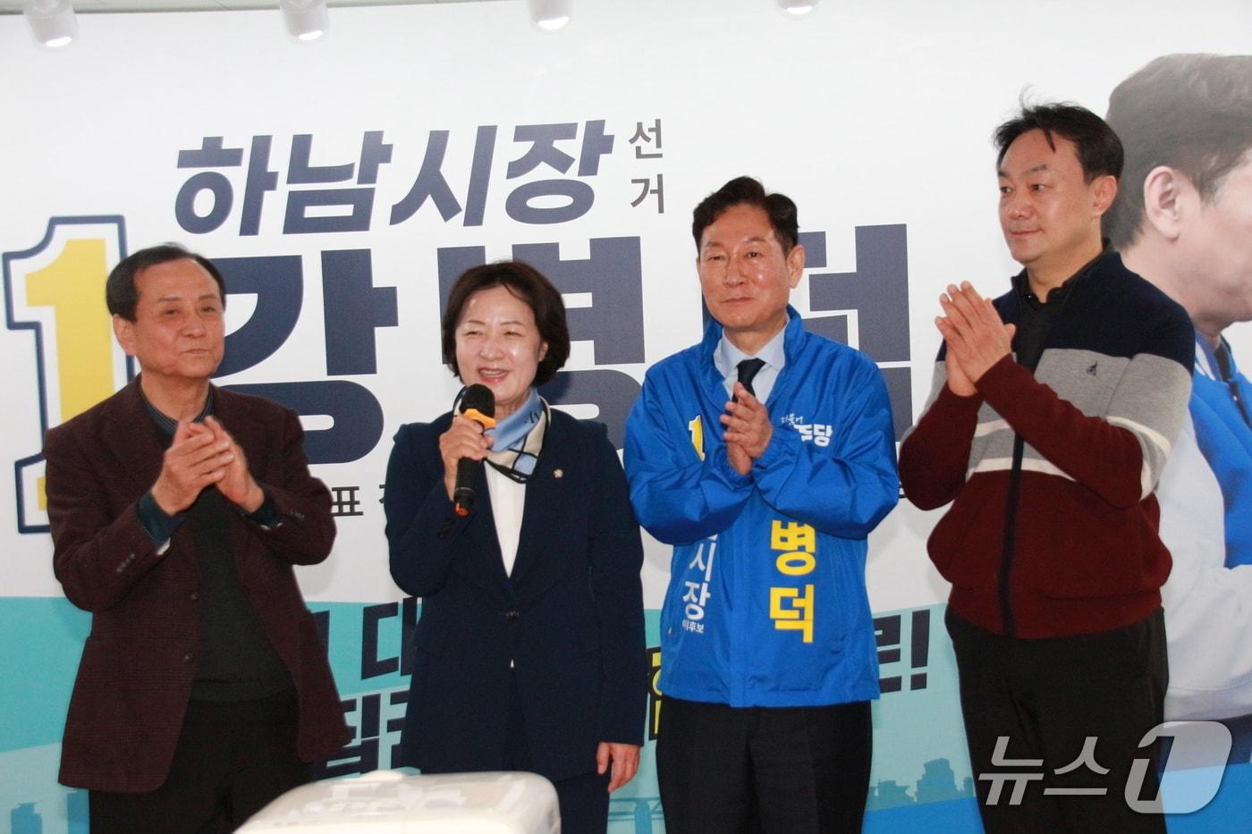 본문 이미지 -  추미애 더불어민주당국회의원과 강병덕 경기 하남시장 예비후보.(강 예비후보 측 제공. DB 및 재판매 금지)/뉴스1