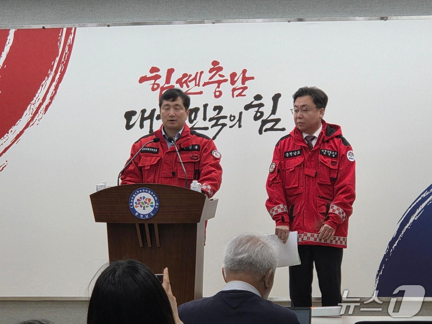 본문 이미지 - 정연국 중부지방산림청장(왼쪽)과 김영명 충남도 환경산림국장이 도청 프레스센터에서 브리핑을 하고 있다.2026.3.19/뉴스1