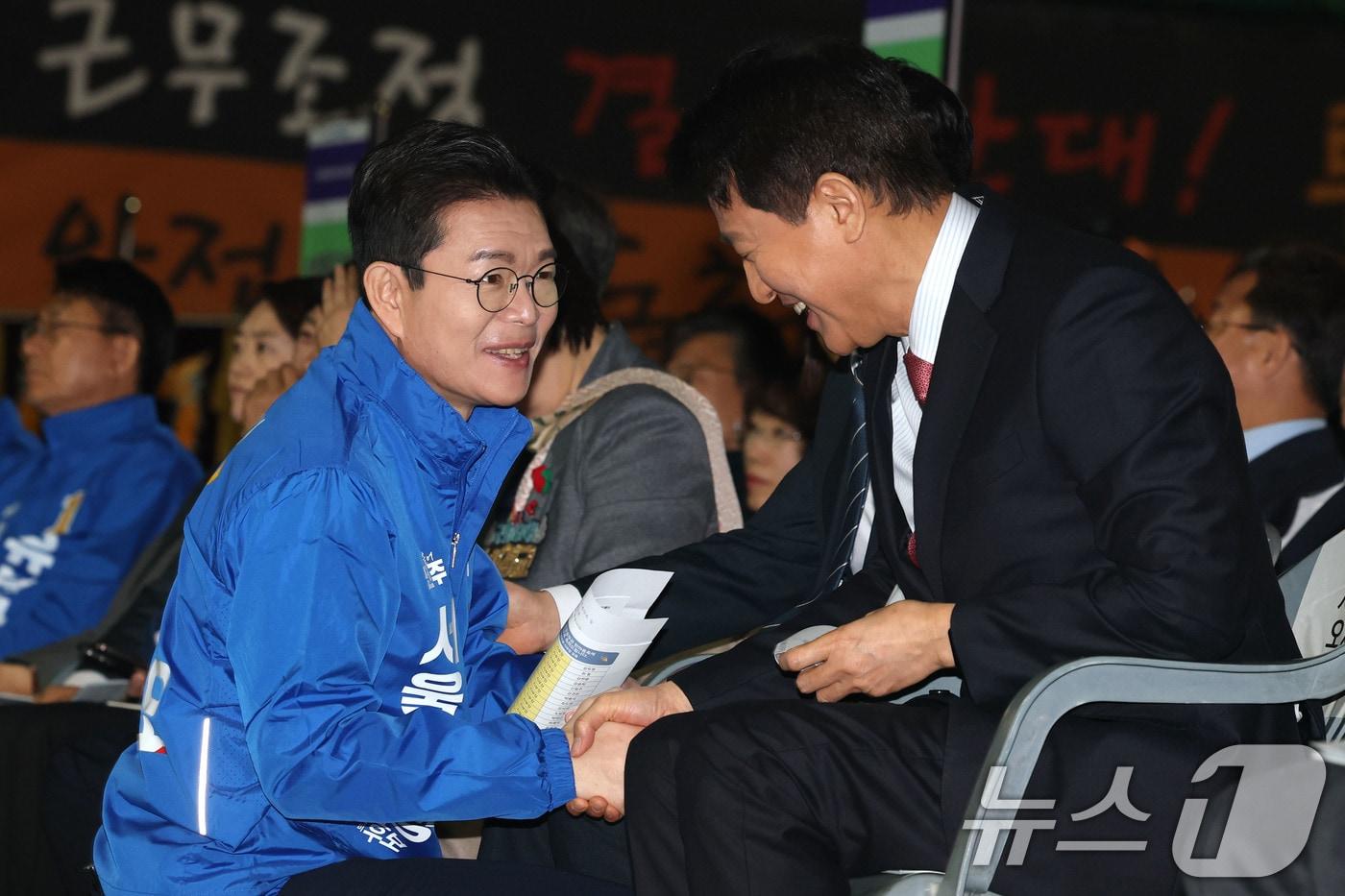 본문 이미지 - 오세훈 서울시장과 6·3 지방선거 더불어민주당 서울시장 예비경선 후보로 나선 정원오 전 성동구청장이 19일 오전 서울 잠실학생체육관에서 열린 2026 서울시 환경공무관 한마음축제에 참석해 인사나누고 있다. 2026.3.19 ⓒ 뉴스1 이광호 기자