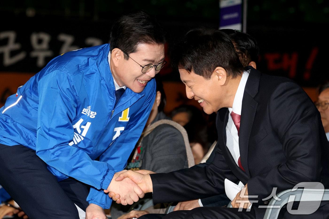 본문 이미지 - 오세훈 서울시장과 6·3 지방선거 더불어민주당 서울시장 예비경선 후보로 나선 정원오 전 성동구청장이 지난 3월 19일 오전 서울 잠실학생체육관에서 열린 2026 서울시 환경공무관 한마음축제에 참석해 인사나누고 있다. 2026.3.19 ⓒ 뉴스1 이광호 기자