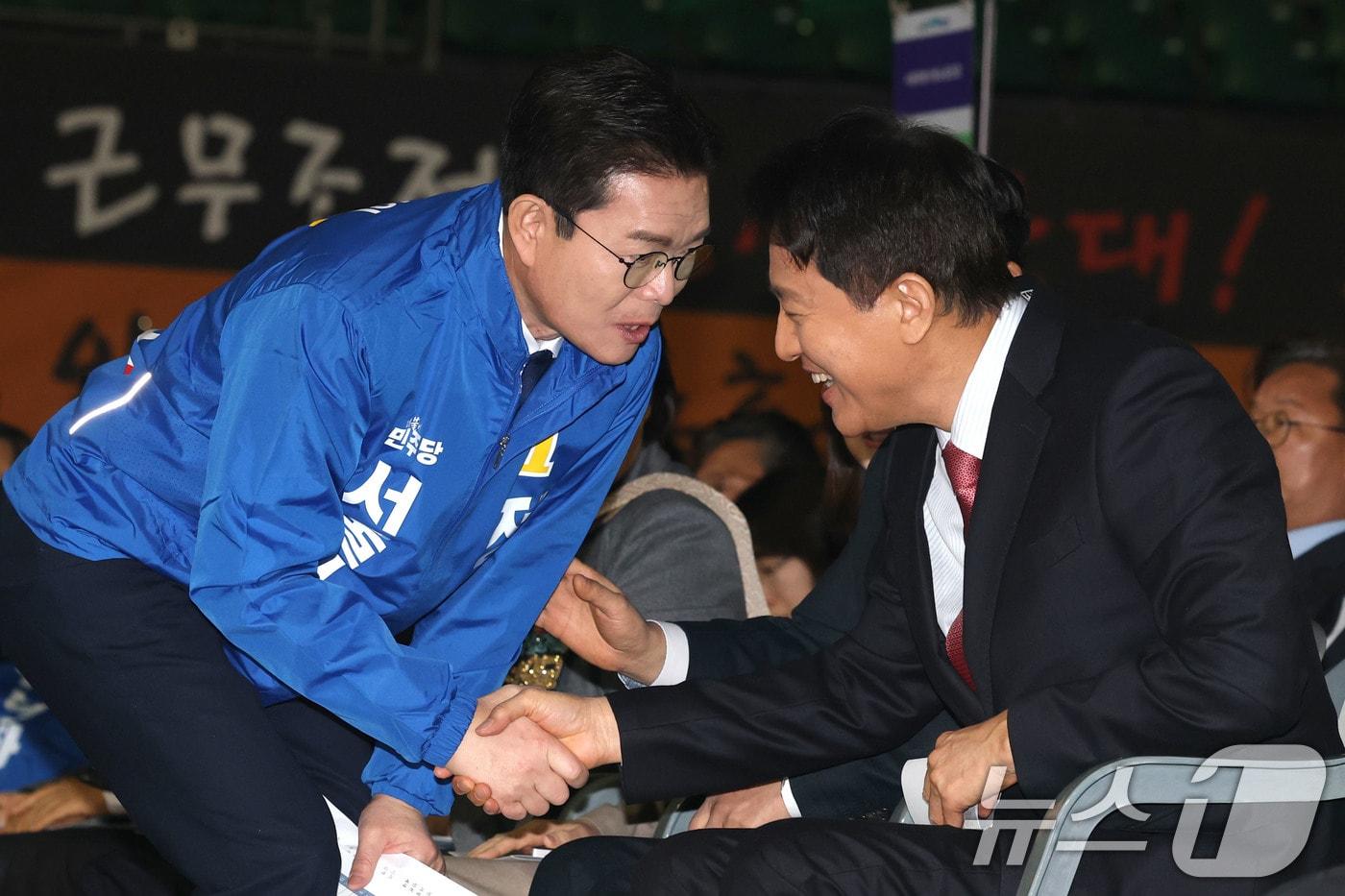 본문 이미지 - 오세훈 서울시장과 정원오 더불어민주당 서울시장 후보가 지난달 19일 오전 서울 잠실학생체육관에서 열린 2026 서울시 환경공무관 한마음축제에 참석해 인사나누고 있다. 2026.3.19 ⓒ 뉴스1 이광호 기자