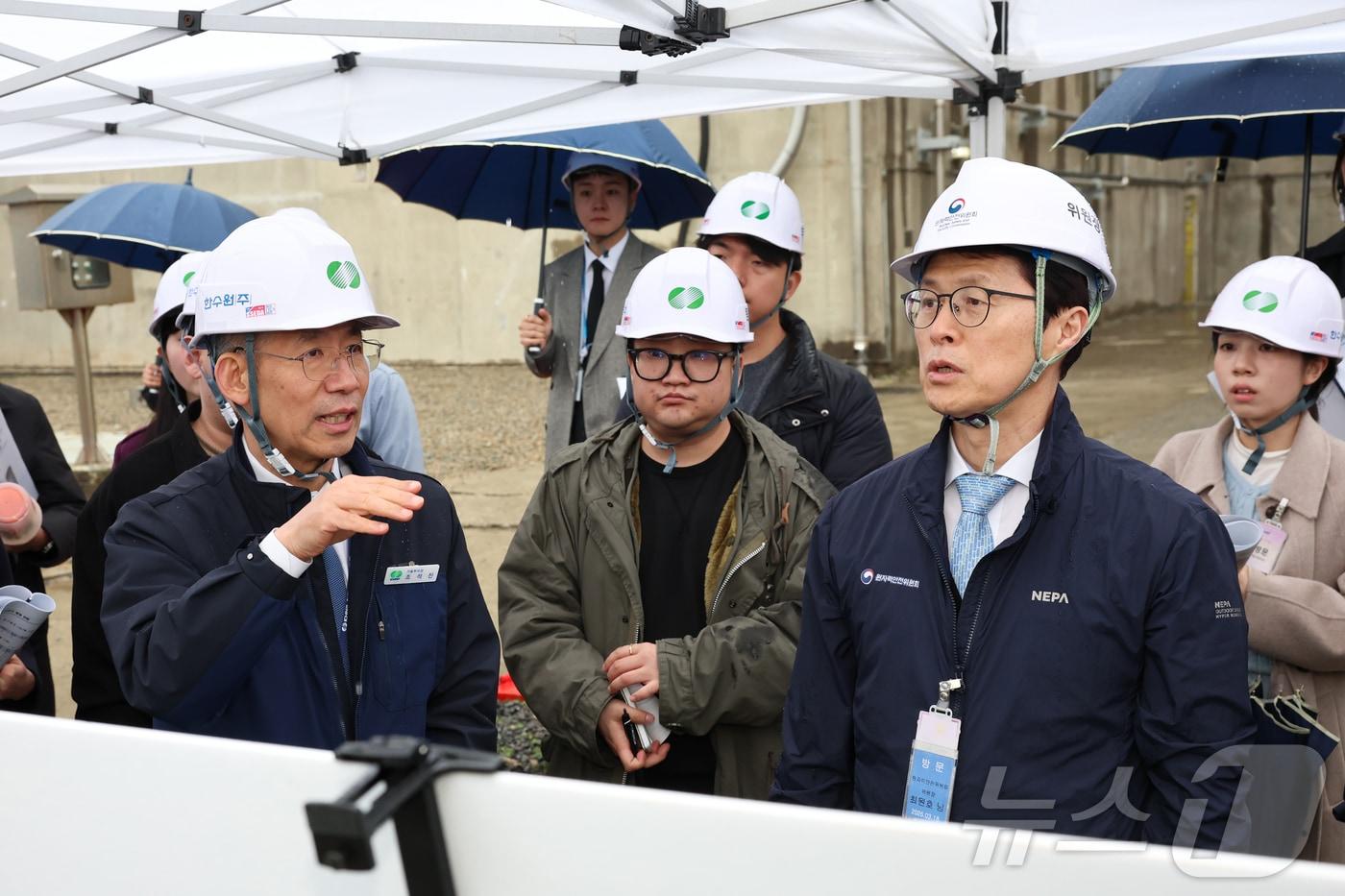 본문 이미지 - 최원호 원자력안전위원호 위원장이 18일 부상 기장군 고리 2호기 및 고리 1호기를 방문해 현장 안전 점검을 하고 있다. 2026.03.19 ⓒ 뉴스1 (원안위 제공)