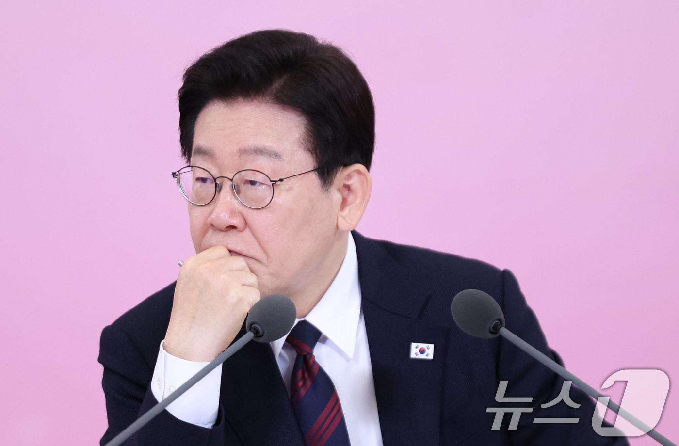 본문 이미지 - 이재명 대통령이 19일 청와대에서 열린 경사노위 1기 출범 맞이 노동정책 토론회에서 참석자들의 발언을 경청하고 있다. 2026.3.19 ⓒ 뉴스1 허경 기자