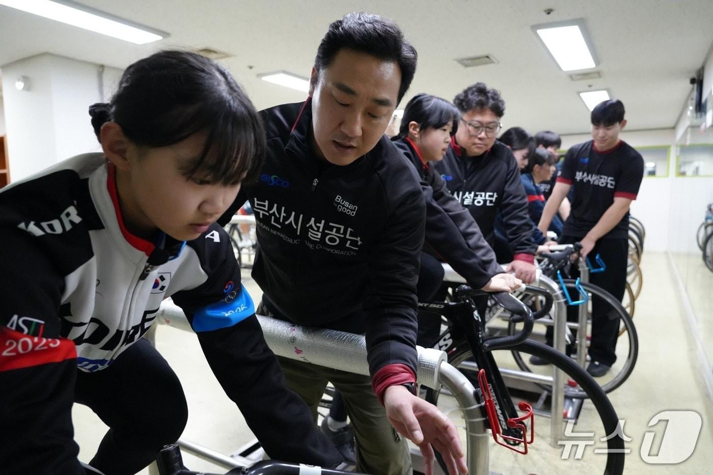 본문 이미지 - 부산시설공단은 18일 지역 청소년 선수들을 대상으로 사이클 재능기부 프로그램 '사이클 꿈나무 동행 프로젝트'를 진행했다. (부산시설공단 제공. 재판매 및 DB금지)