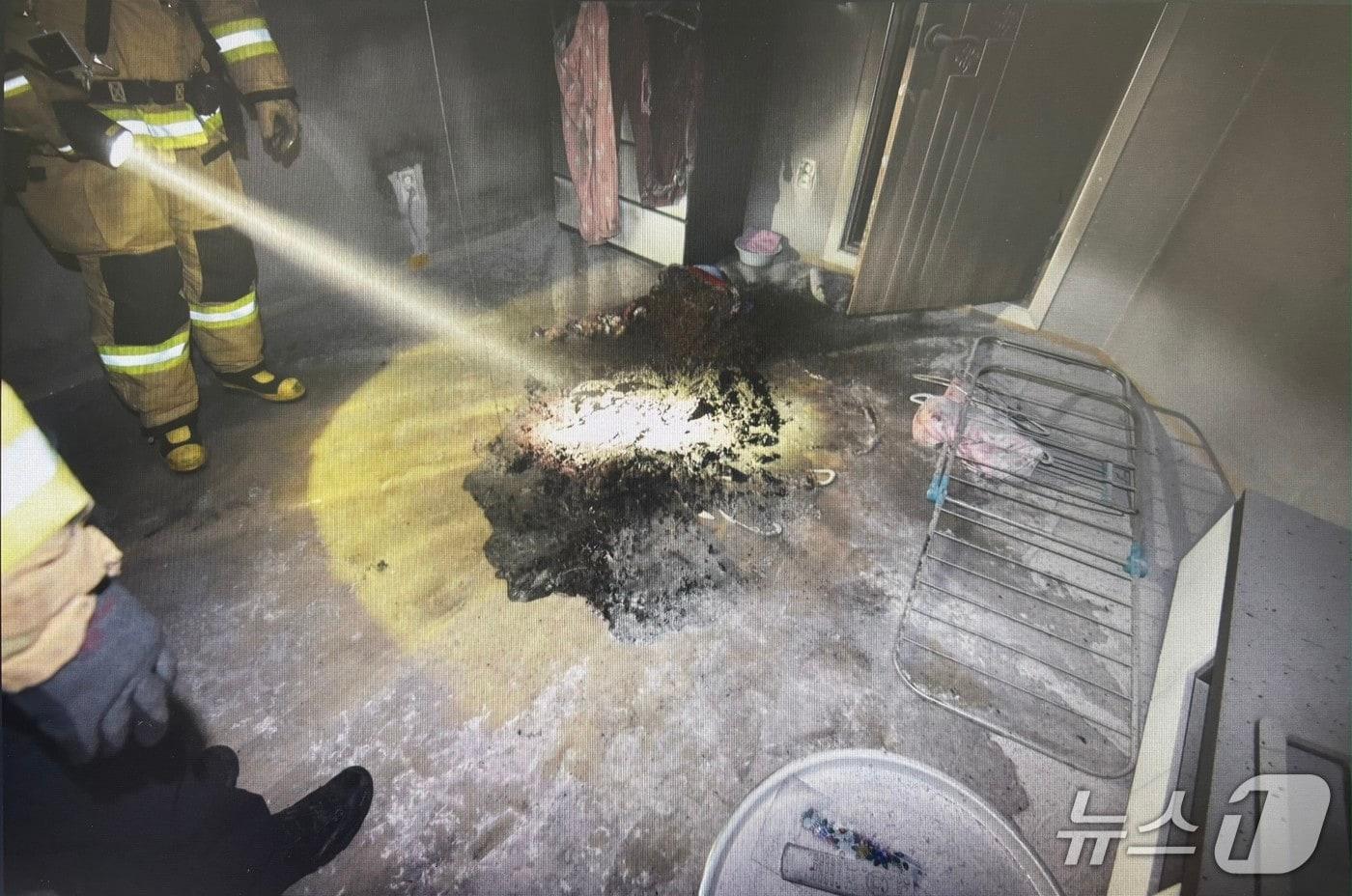 본문 이미지 - 방화로 불이 난 집 내부(대전소방본부 제공) /뉴스1