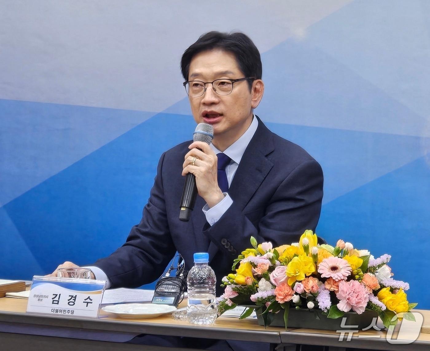 본문 이미지 - 김경수 더불어민주당 경남도지사 예비후보가 19일 창원상의에서 열린 경남상공회의소협의회 간담회에 참석해 발언하고 있다. 2026.3.19 ⓒ 뉴스1 박민석 기자