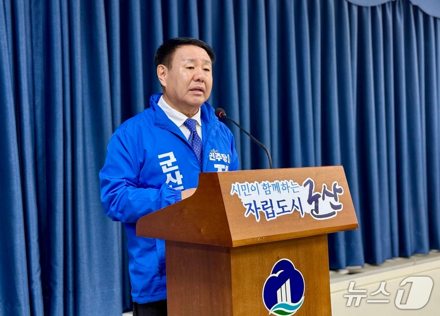 본문 이미지 - 진희완 군산시장 예비후보가 19일 군산시청 브리핑룸에서 '군산형 1억 아이드림 프로젝트'를 발표하고 있다.2026.３.19 ⓒ 뉴스1 김재수 기자