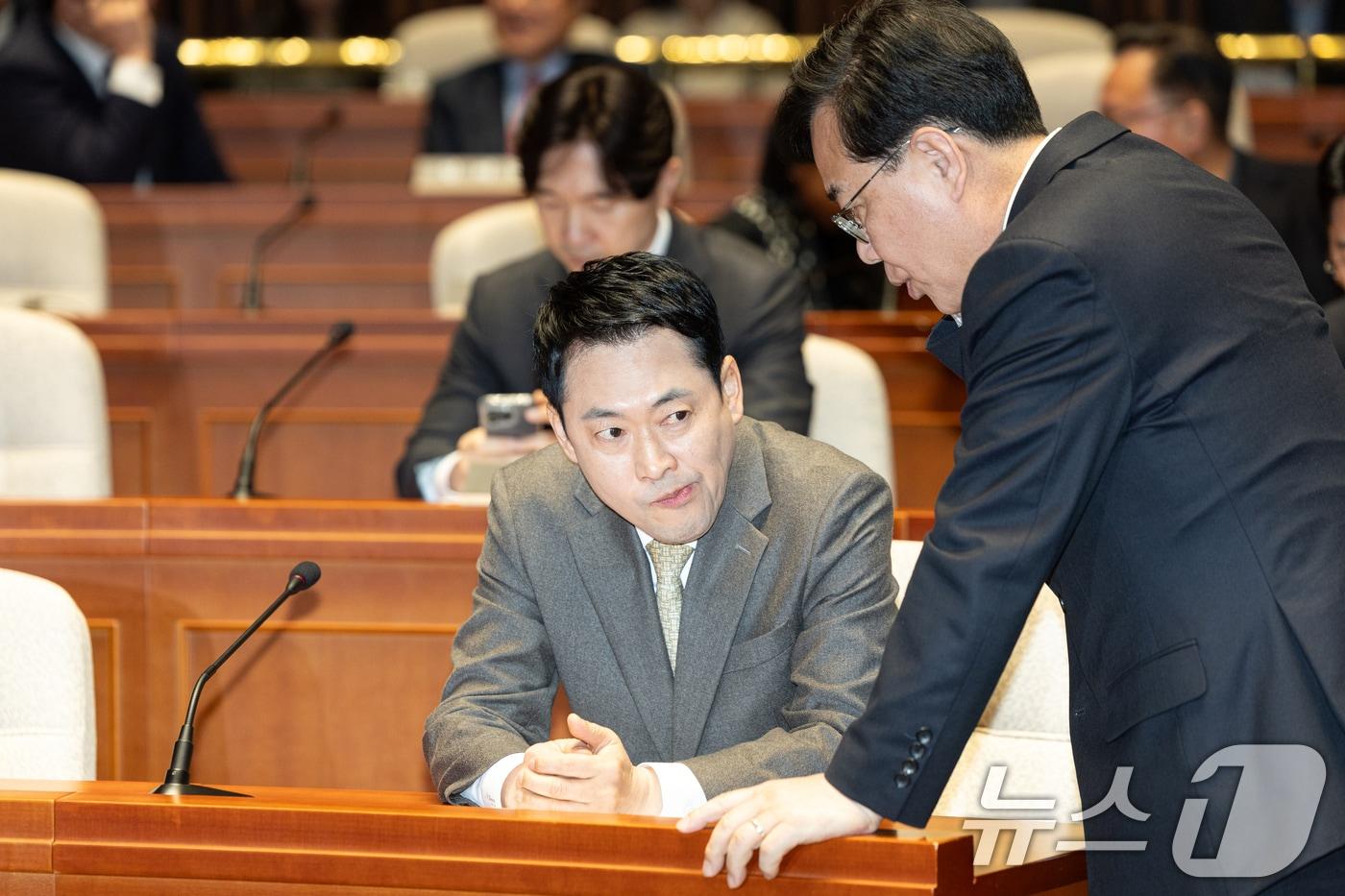 본문 이미지 - 장동혁 국민의힘 대표가 19일 서울 여의도 국회에서 열린 의원총회에서 송언석 원내대표와 대화하고 있다. ⓒ 뉴스1 이승배 기자