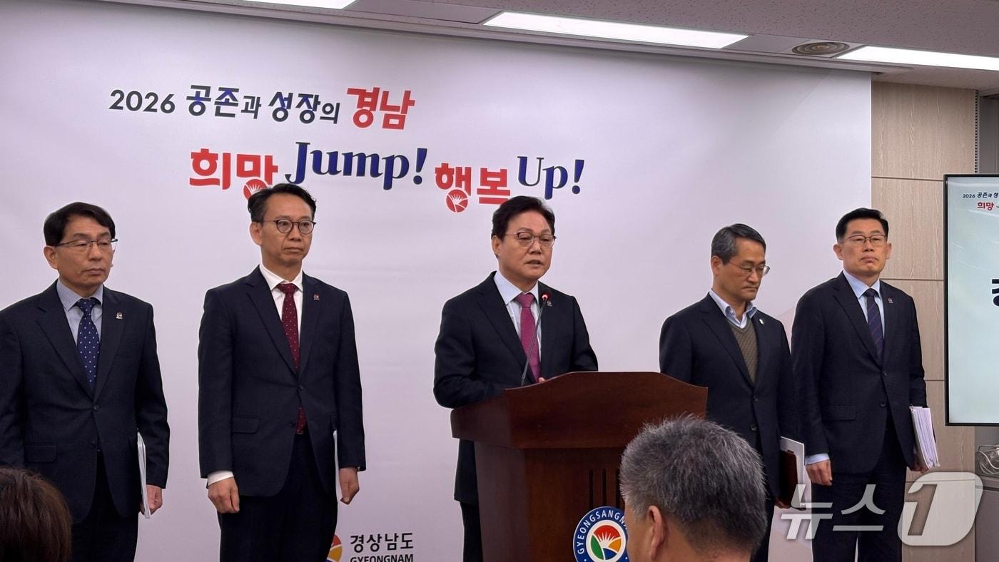 본문 이미지 - 박완수 경남지사(가운데)가 19일 도청 프레스센터에서 도민 생활지원금 브리핑을 하고 있다.2026.3.19/뉴스1 강정태 기자