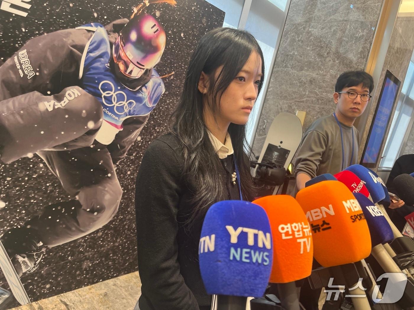 본문 이미지 - 최가온이 19일 시그니엘 서울에서 열린 2026 동계 올림픽 대한민국 스키·스노보드 국가대표단 격려행사에서 포상금 총 4억 원을 받았다. 2026.3.19 ⓒ 뉴스1 이상철 기자