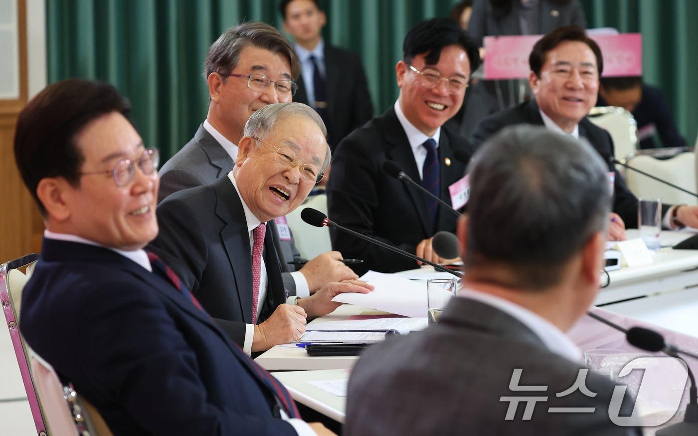 본문 이미지 - 손경식 한국경영자총협회 회장이 19일 청와대에서 열린 경사노위 1기 출범 맞이 노동정책 토론회에서 발언하고 있다. 2026.3.19 ⓒ 뉴스1 허경 기자