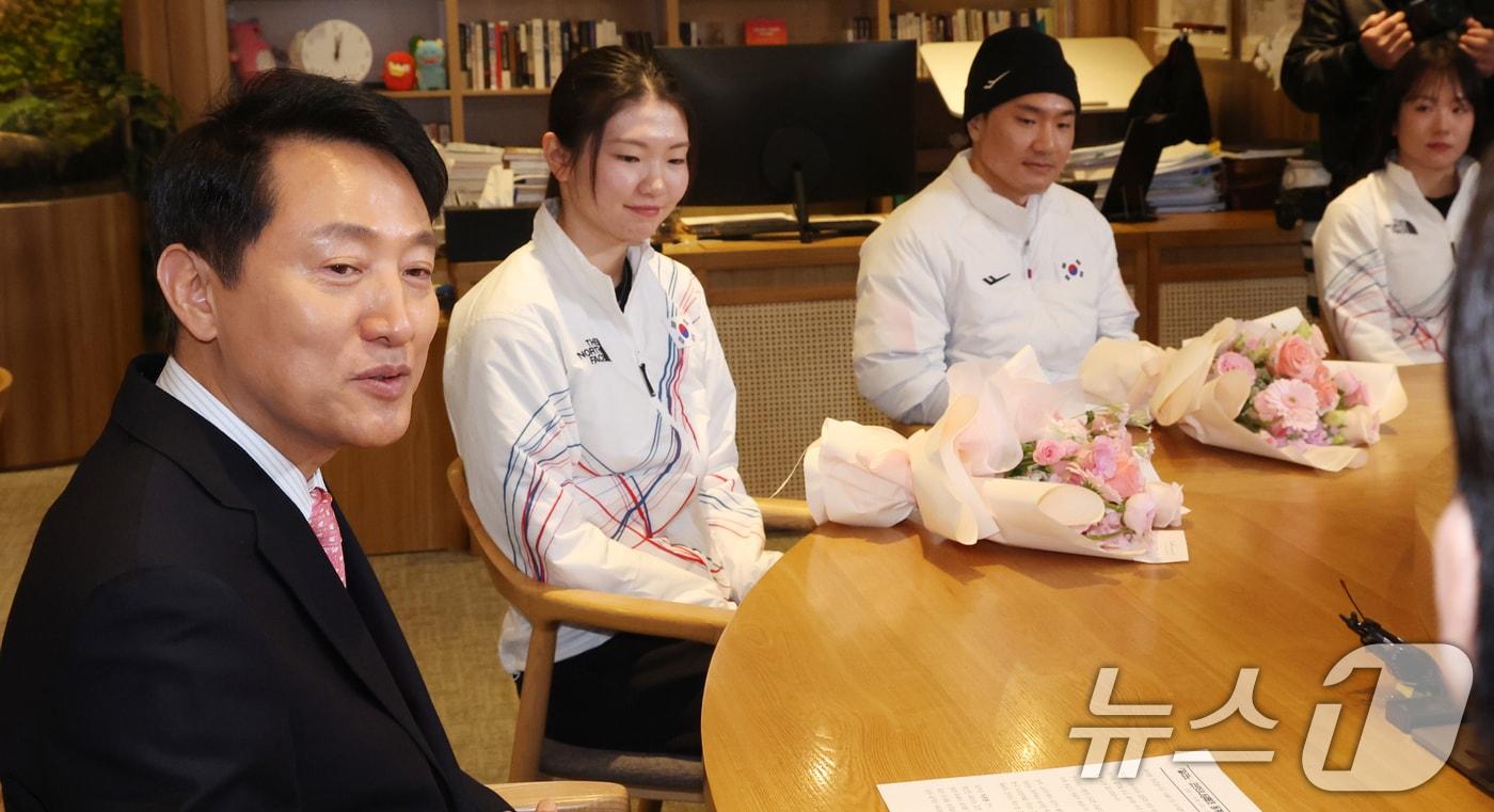 본문 이미지 - 오세훈 서울시장이 19일 서울 중구 시청에서 밀라노 코르티니담페초 동계올림픽 서울시청 소속 출전 선수단 오찬 간담회에서 격려의 말을 하고 있다. 2026.3.19 ⓒ 뉴스1 김명섭 기자