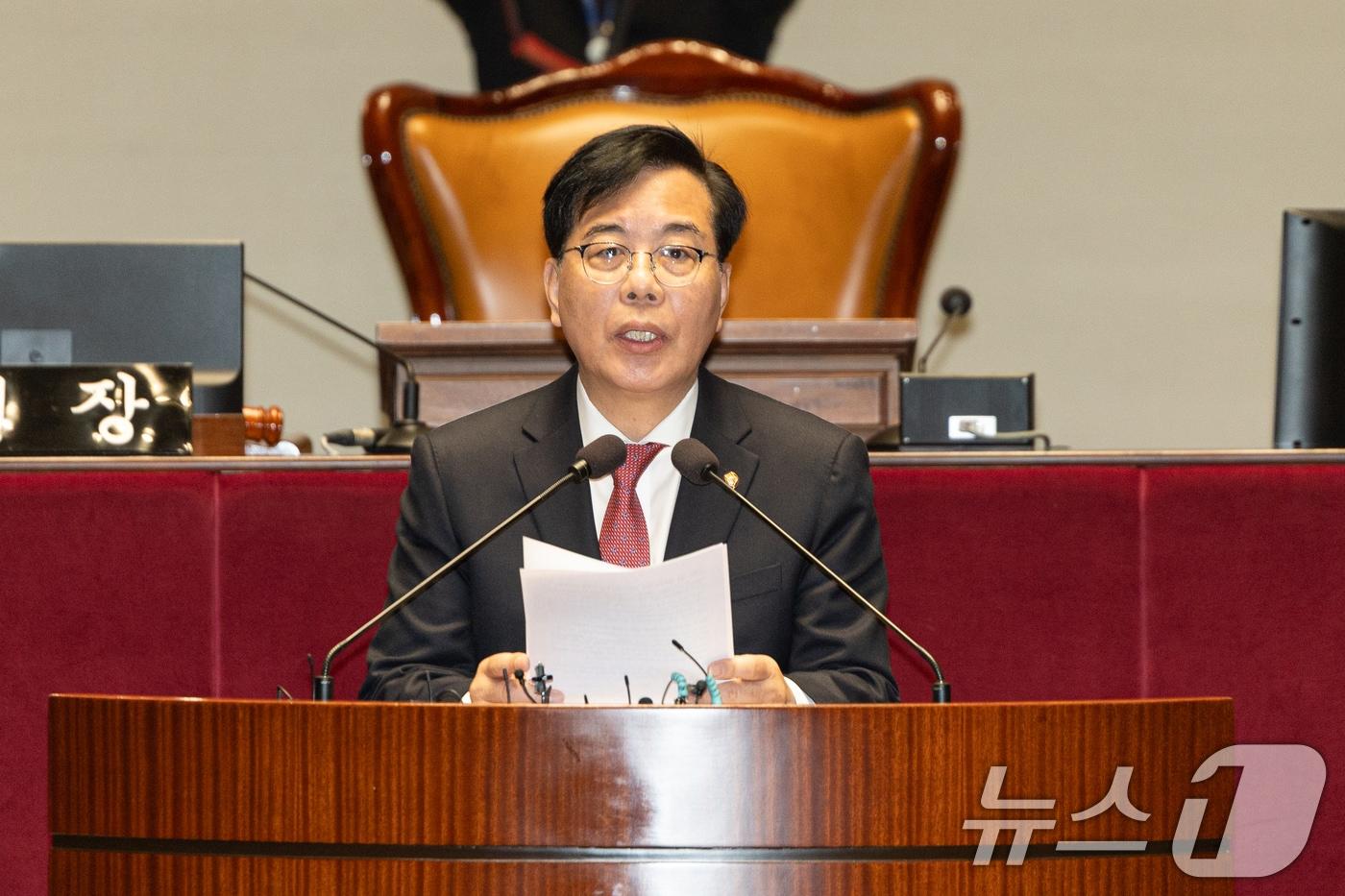 본문 이미지 - 송언석 국민의힘 원내대표가 19일 서울 여의도 국회에서 열린 의원총회에서 발언하고 있다. 2026.3.19 ⓒ 뉴스1 이승배 기자